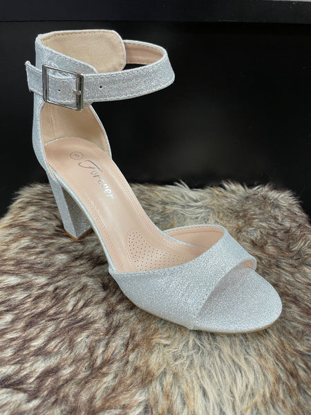 silver dress heels These 8 Shoe Colors Always Make Silver Dresses Look So Glam