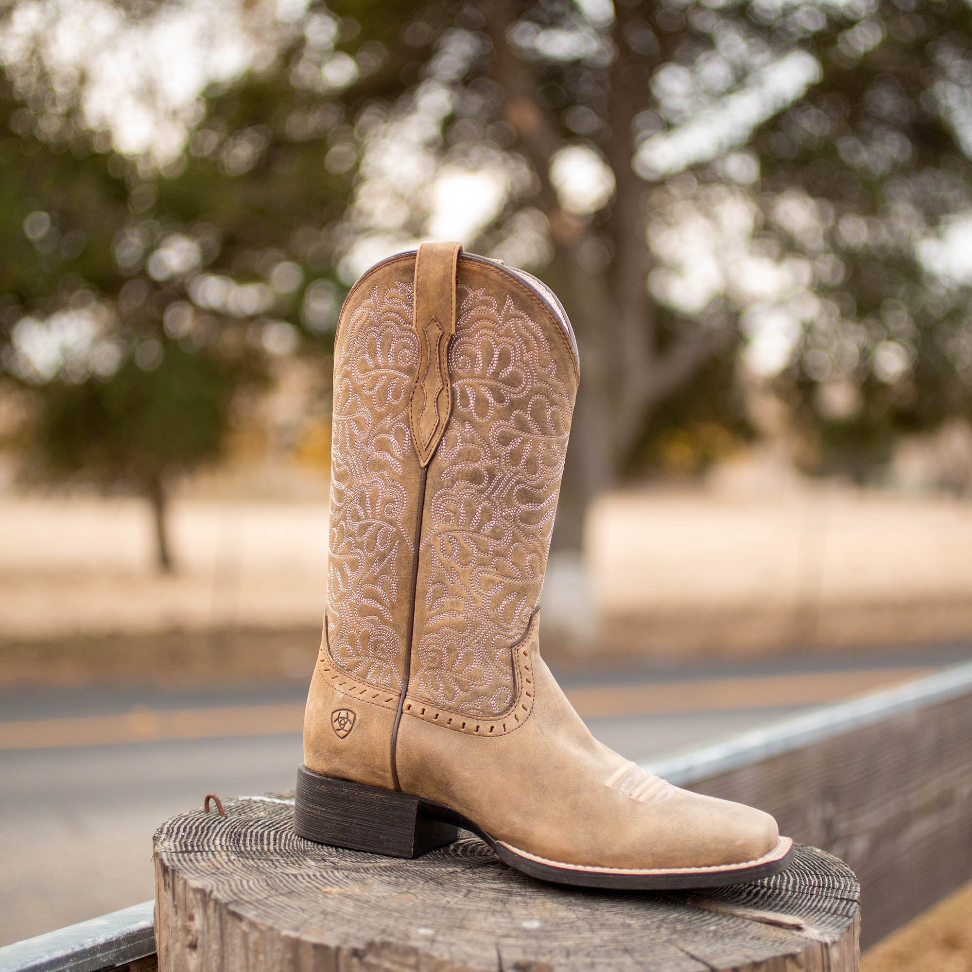 Ariat round toe clearance boots