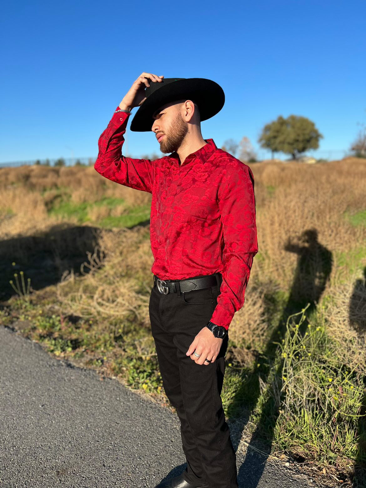 Black shops jeans and red shirt